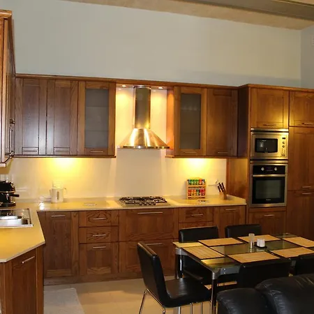 Дом отдыха South Village Townhouse